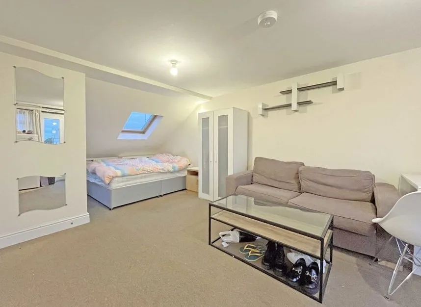flat to rent — Western Avenue, London, W3