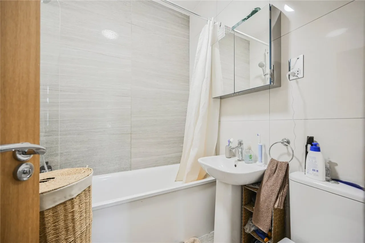 Warwick Road, London, N11, photo 11