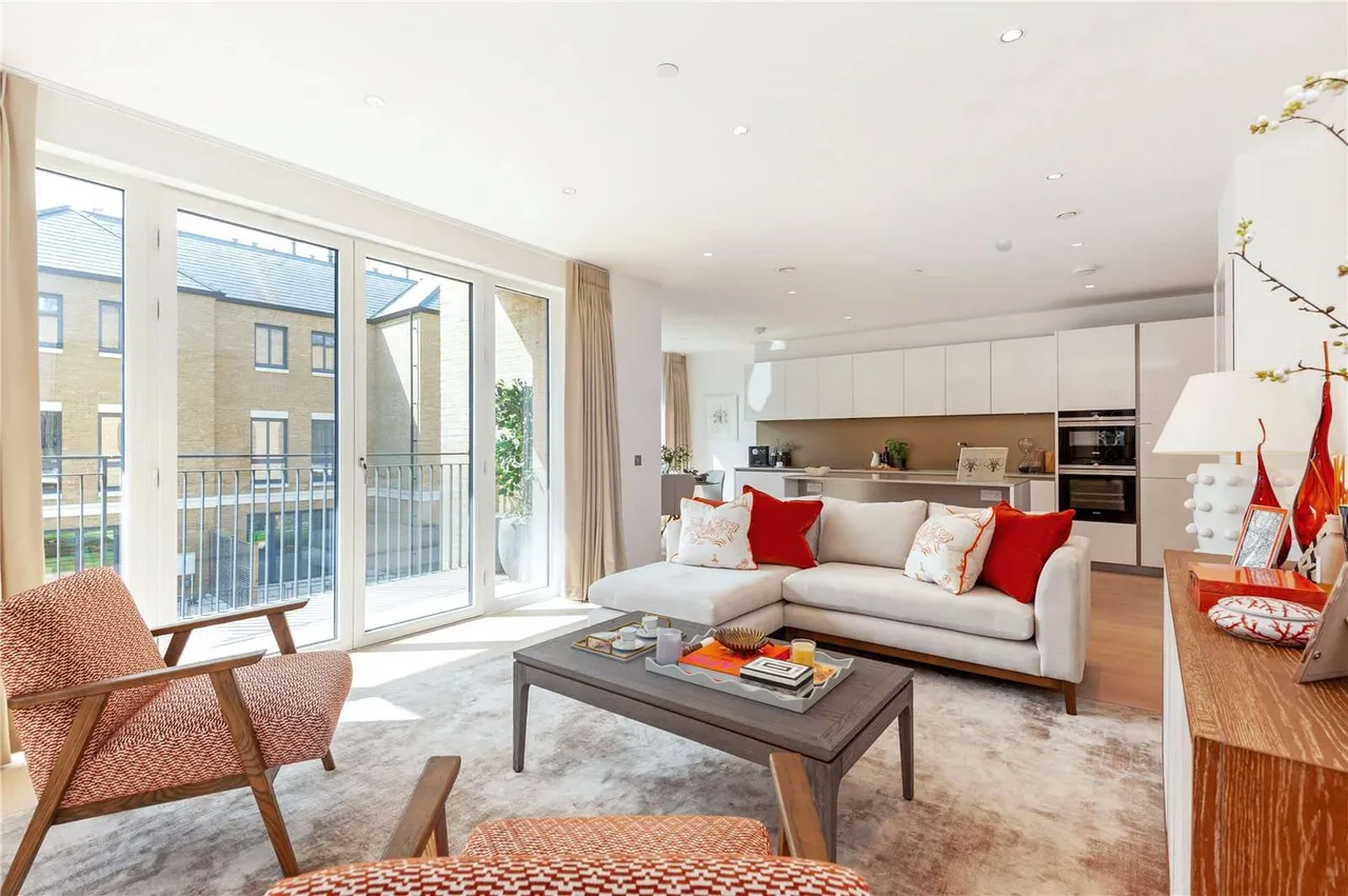 3 bed flat to rent — Pinewood Gardens, Teddington, TW11 9FJ
