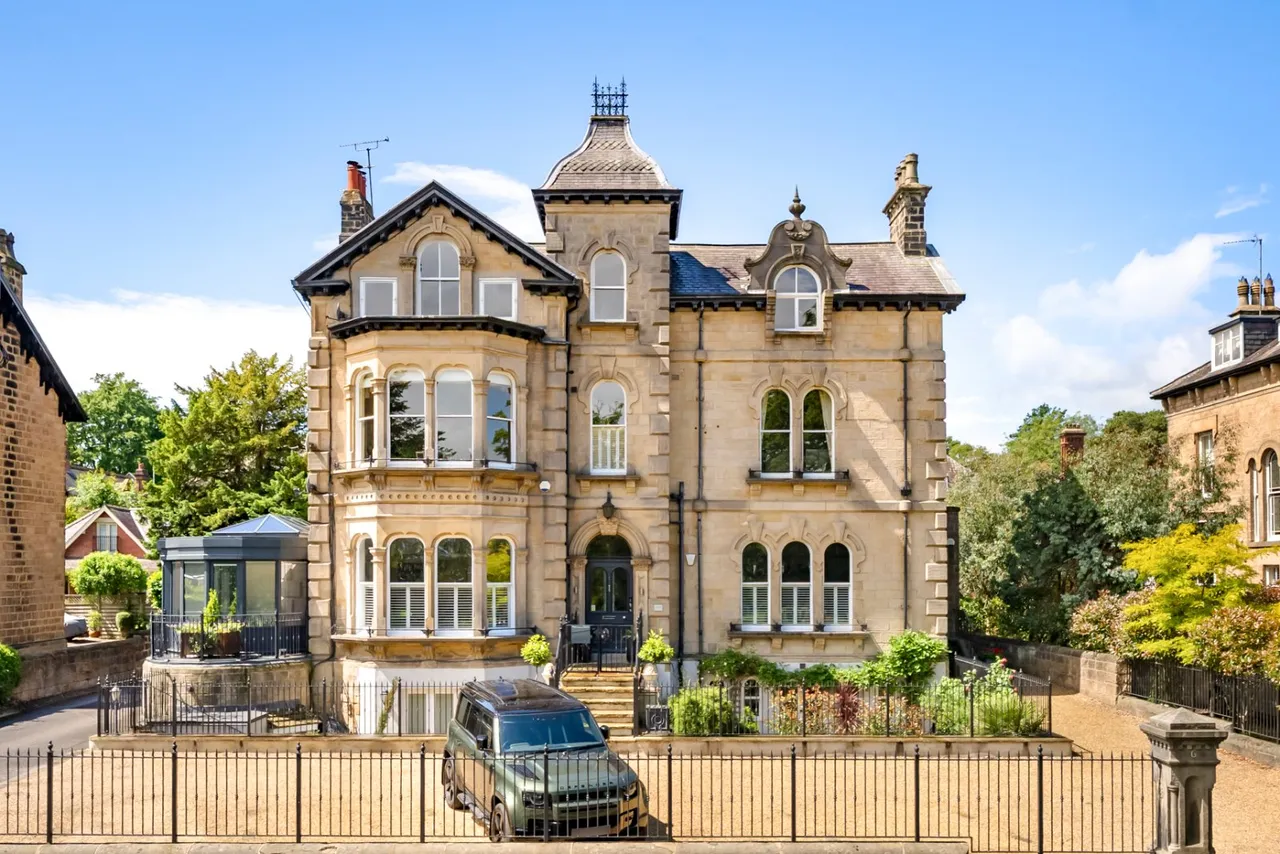 3 bed flat for sale, Leeds Road, Harrogate, HG2