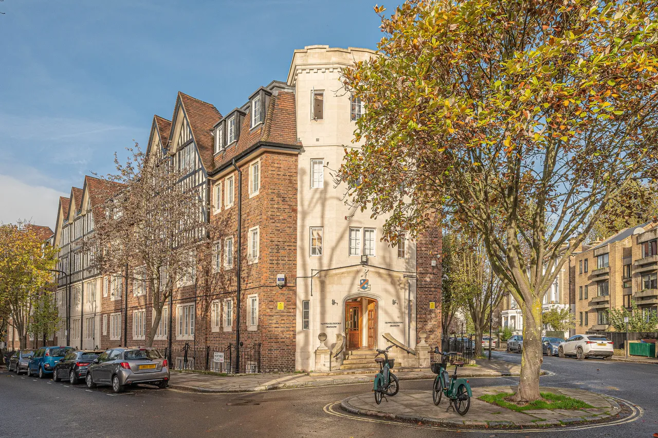 49 Hillsborough Court, Mortimer Crescent, London, photo 7