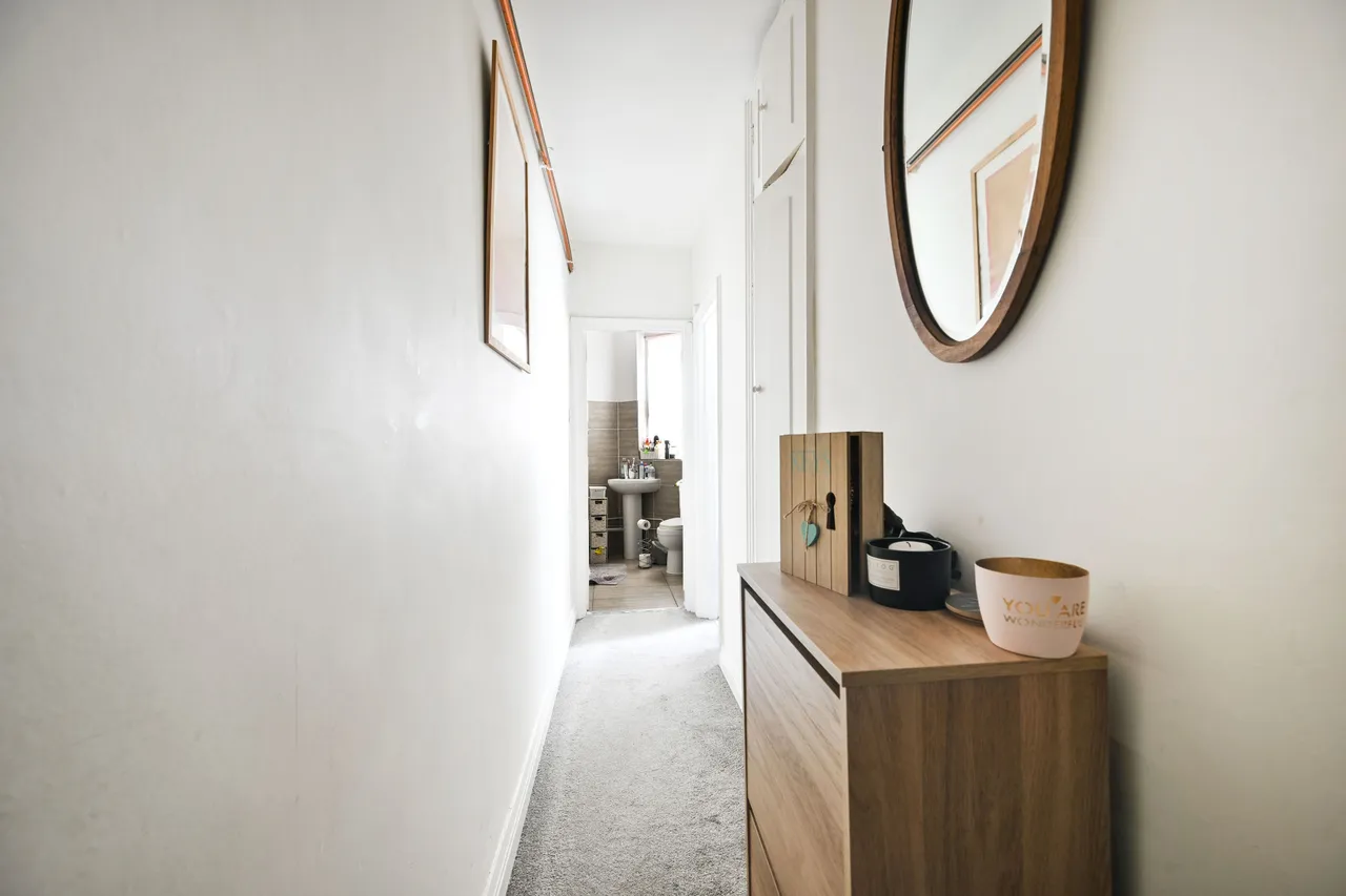 49 Hillsborough Court, Mortimer Crescent, London, photo 6