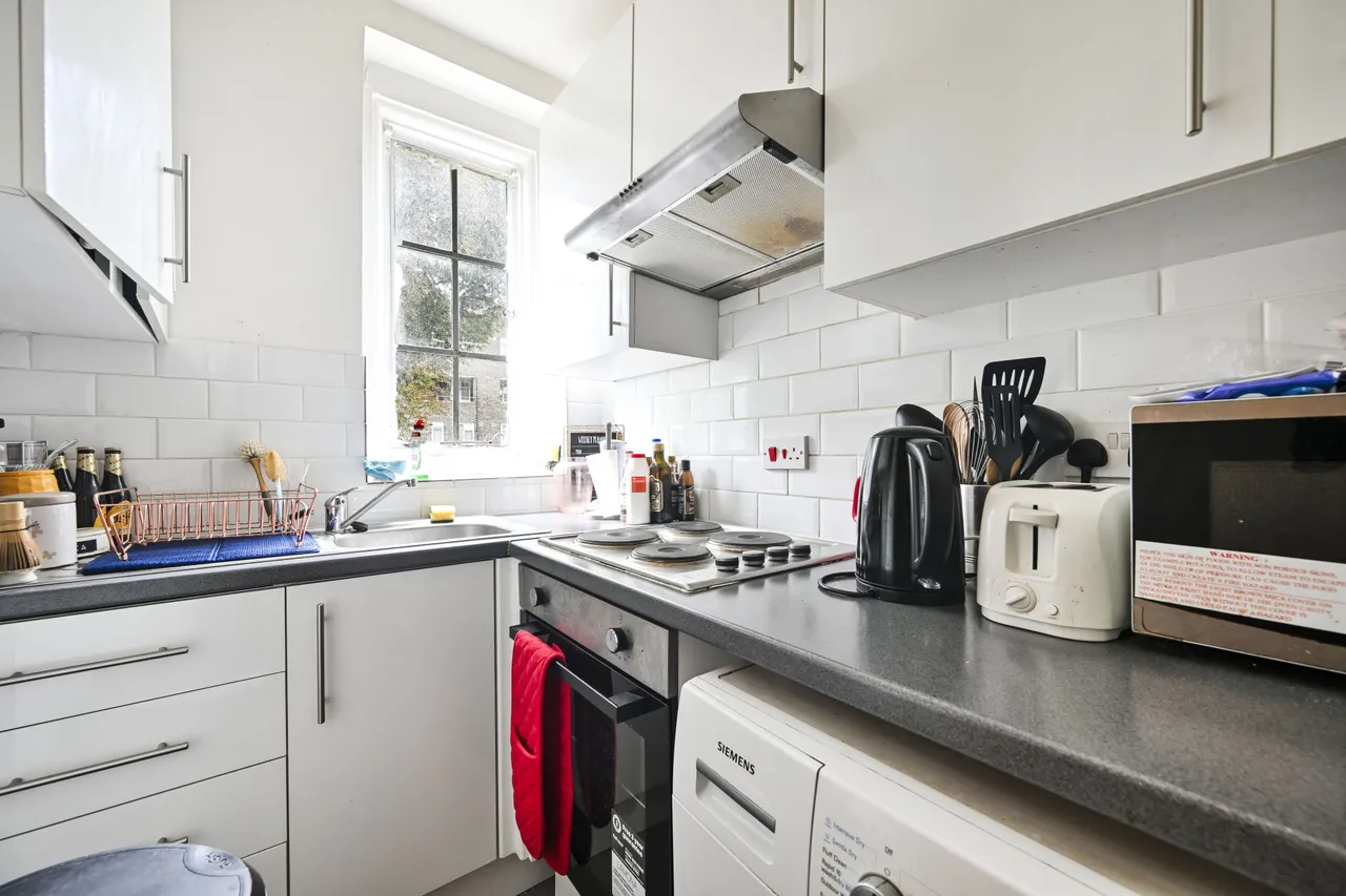 49 Hillsborough Court, Mortimer Crescent, London, photo 4