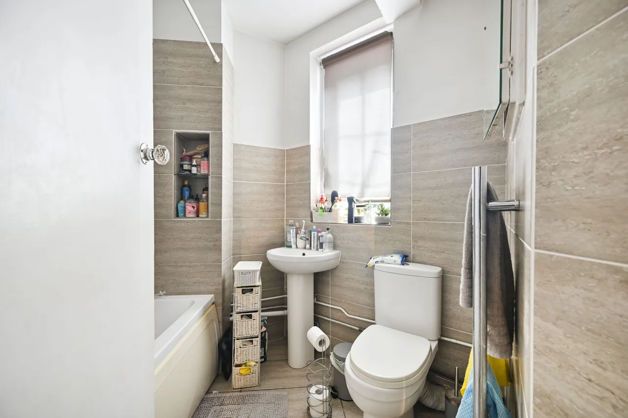 49 Hillsborough Court, Mortimer Crescent, London, photo 5