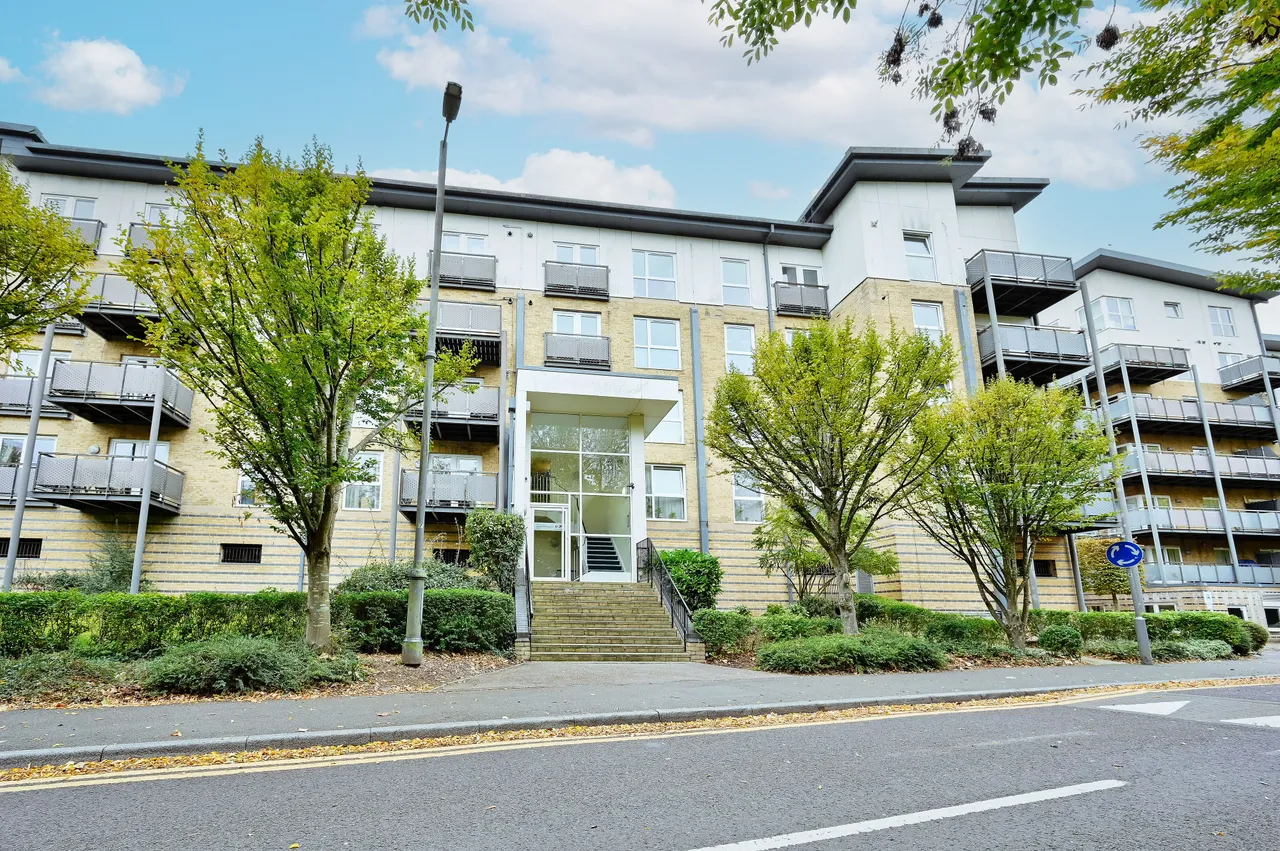 2 bed flat for sale — 24 Westmount Apartments, Metropolitan Station Approach, Watford