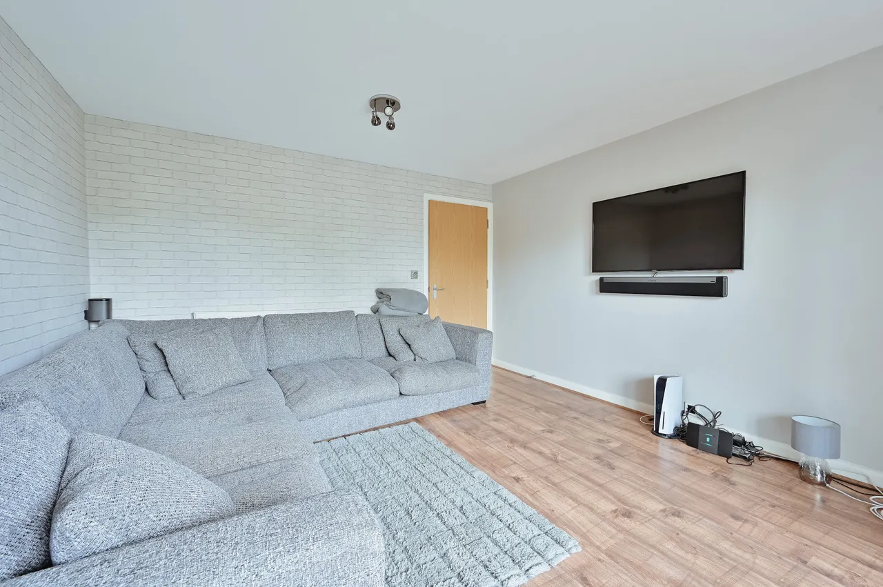 24 Westmount Apartments, Metropolitan Station Approach, Watford, photo 3