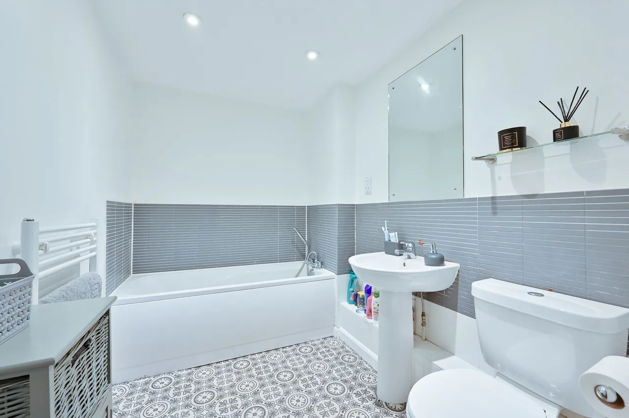 24 Westmount Apartments, Metropolitan Station Approach, Watford, photo 8