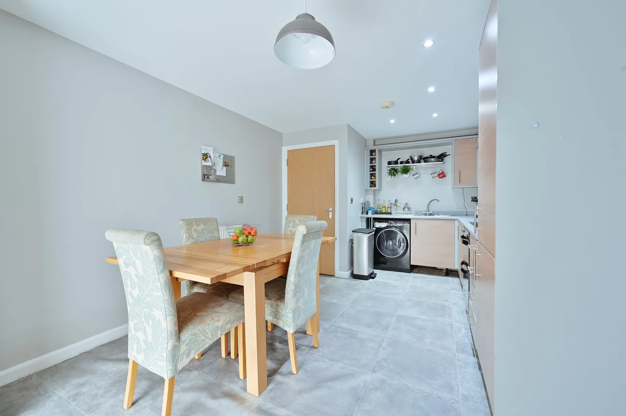 24 Westmount Apartments, Metropolitan Station Approach, Watford, photo 6