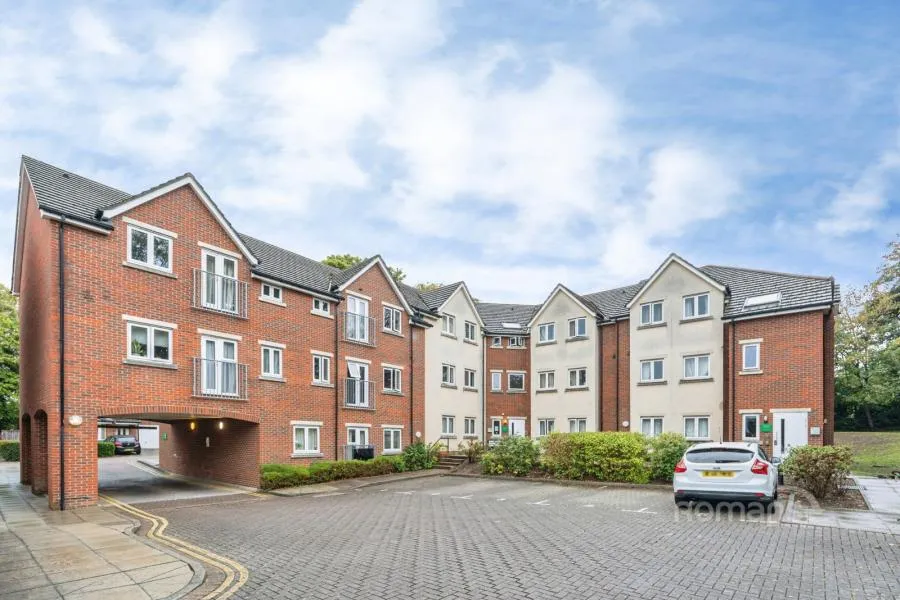 2 bed flat to rent, Cromwell Road, Camberley, GU15