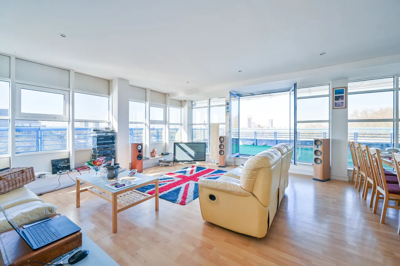 3 bed flat for sale, London, SE16