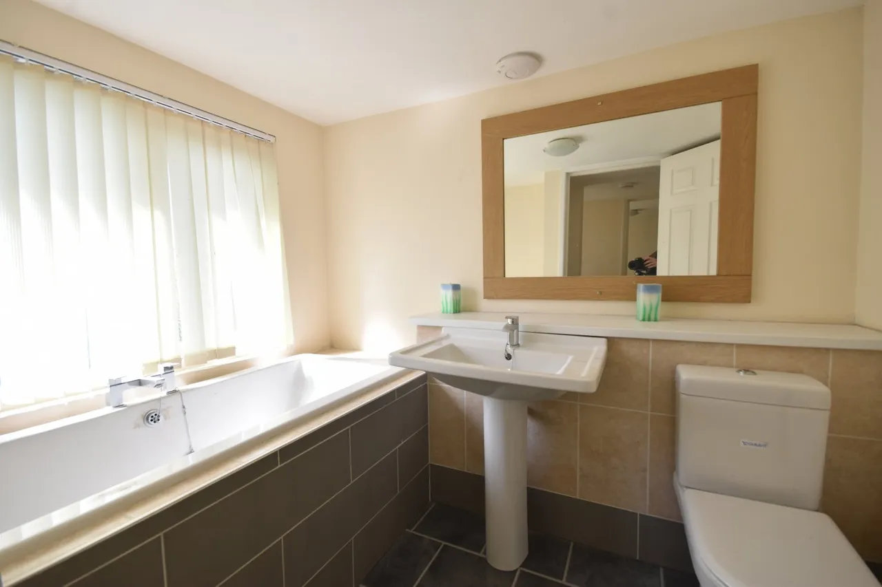 Upfield, Horley, RH6, photo 11