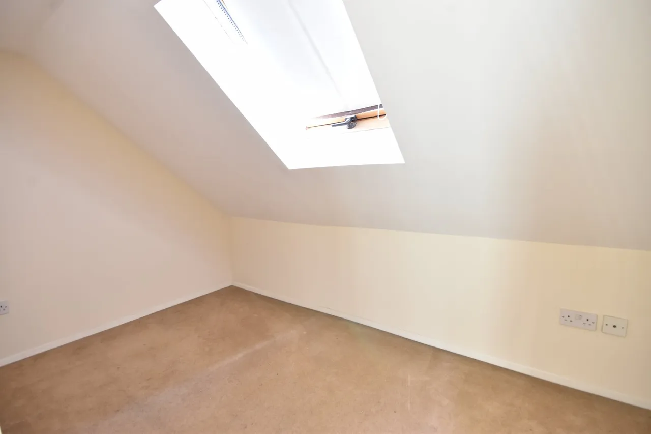 Upfield, Horley, RH6, photo 10