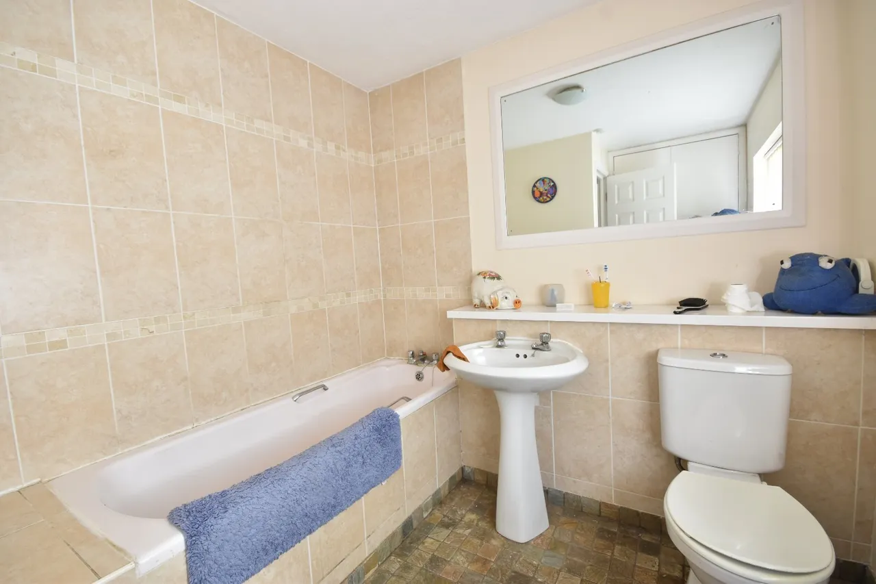 Upfield, Horley, RH6, photo 8