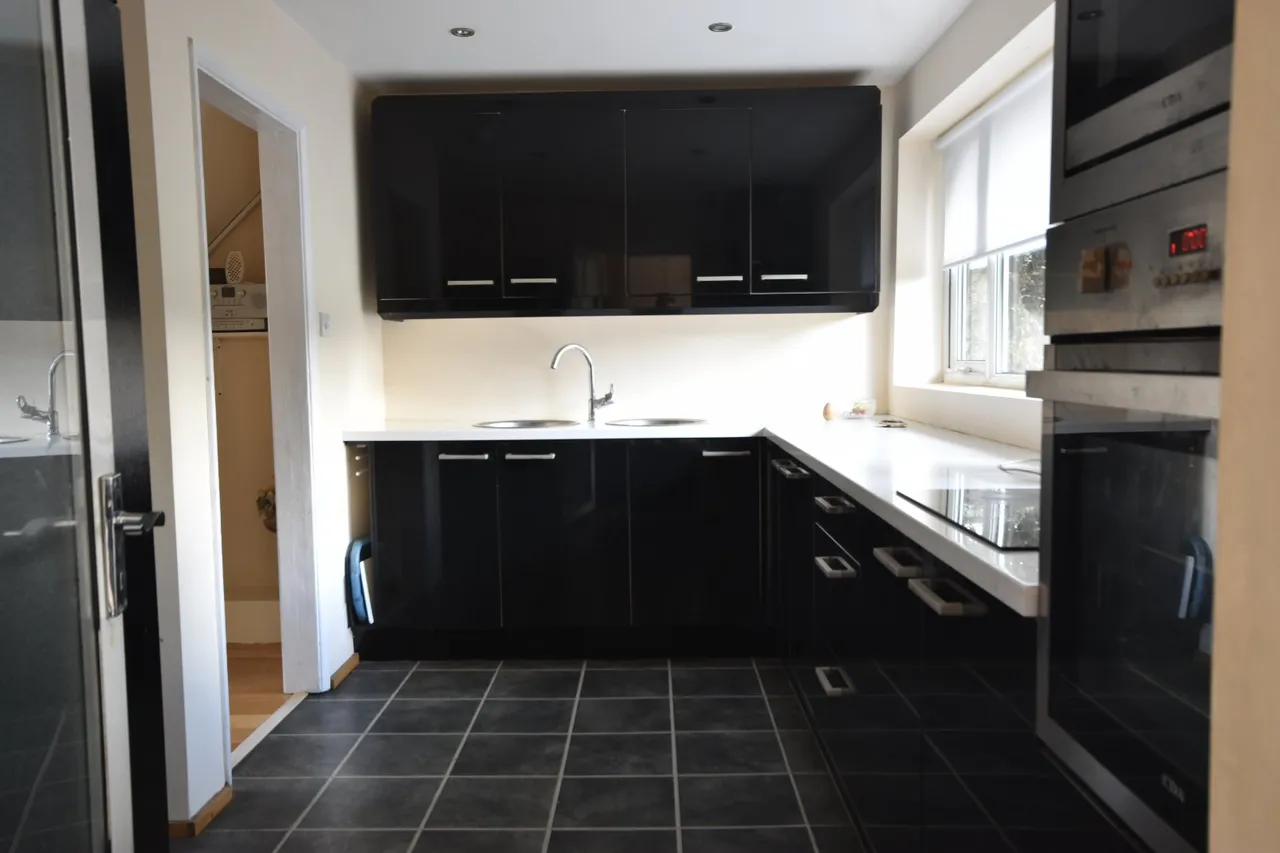Upfield, Horley, RH6, photo 15