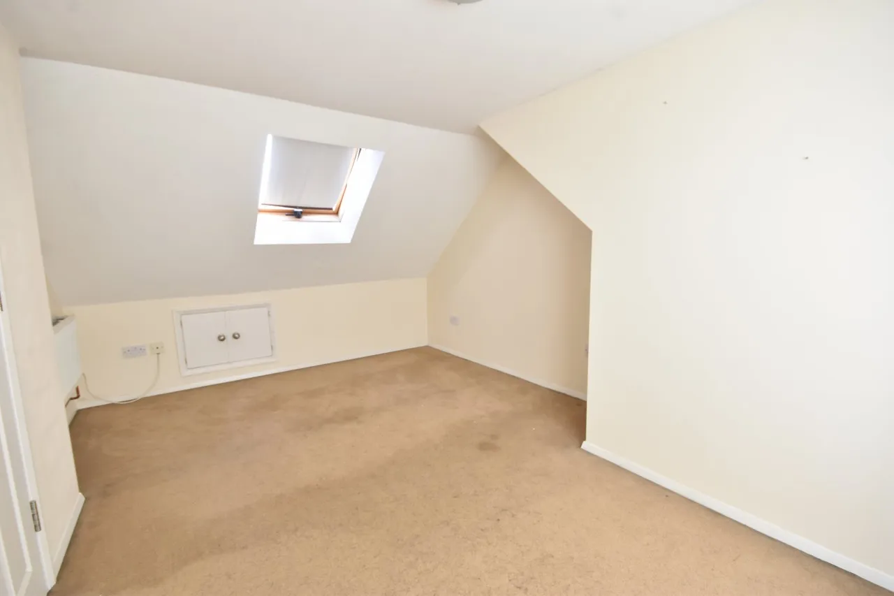Upfield, Horley, RH6, photo 12