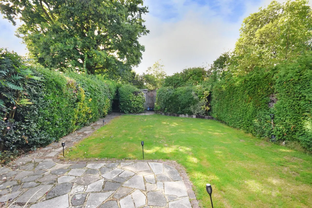 Upfield, Horley, RH6, photo 18