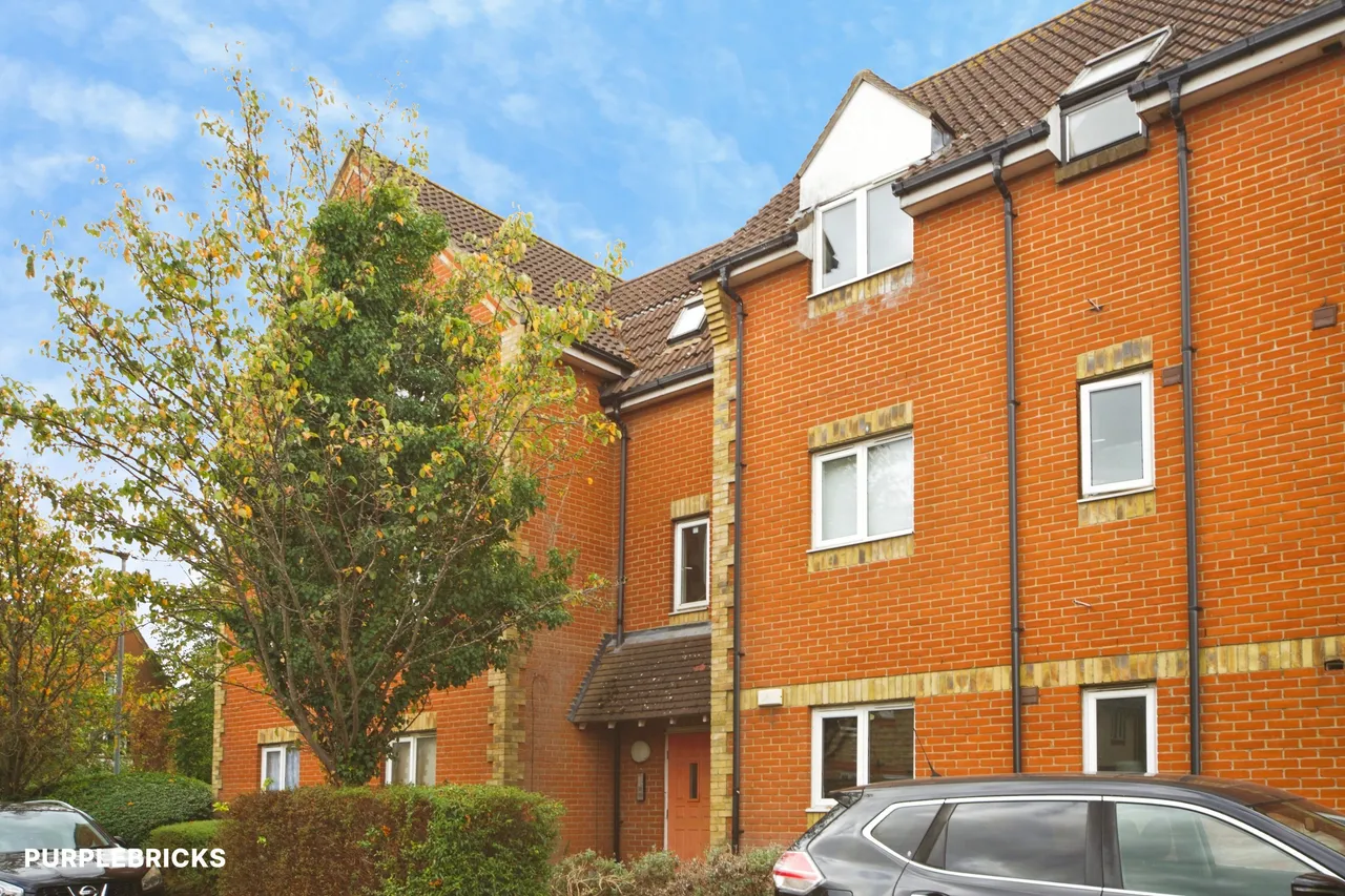 2 bed flat for sale, Lupin Close, Romford, RM7