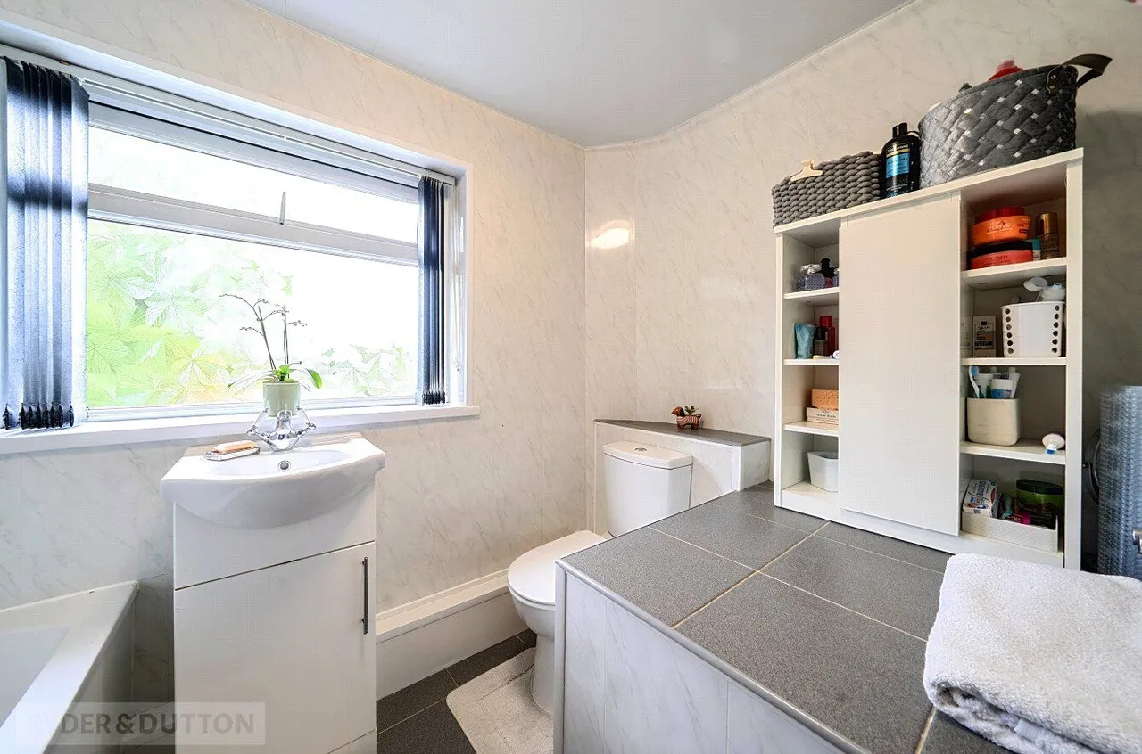 Romsey Avenue, Middleton, M24, photo 17