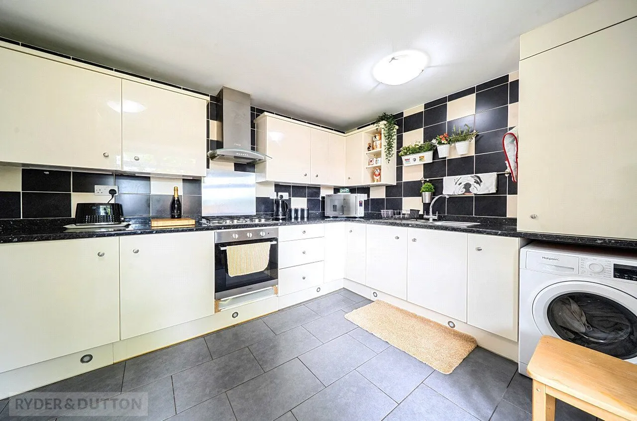 Romsey Avenue, Middleton, M24, photo 10