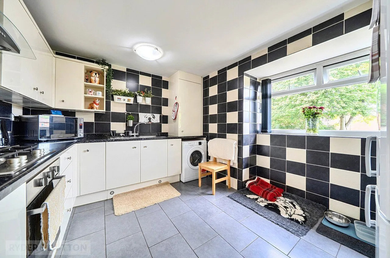 Romsey Avenue, Middleton, M24, photo 11