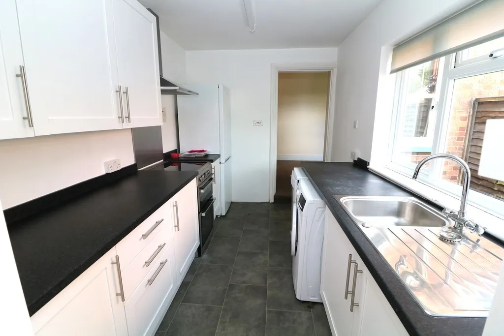 Willow Green, North Holmwood, RH5, photo 2