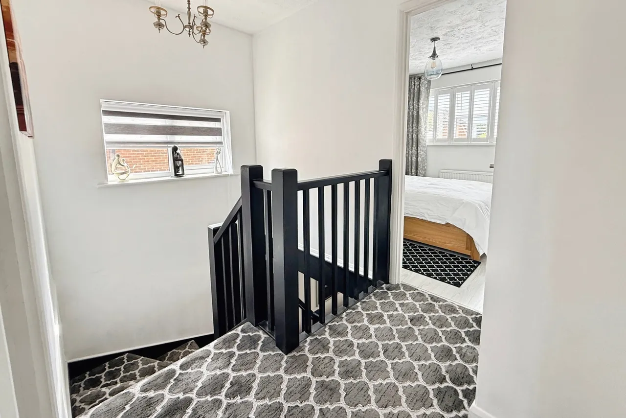 Long Beech Drive, Farnborough, Hampshire, GU14 0PR, photo 11