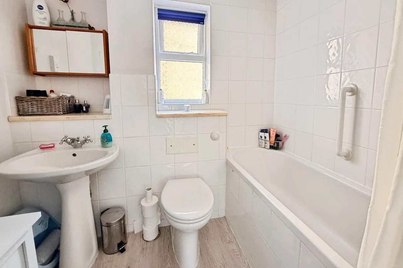 Long Beech Drive, Farnborough, Hampshire, GU14 0PR, photo 10
