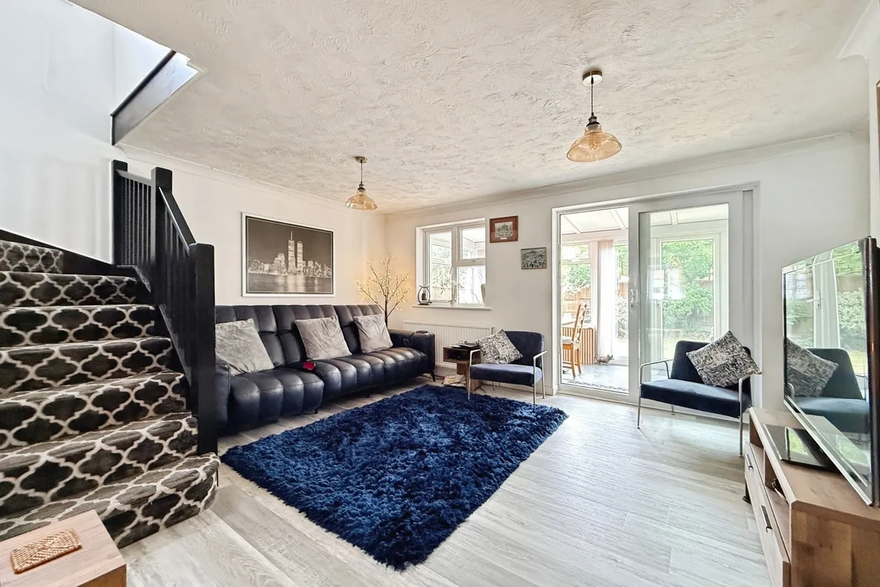 Long Beech Drive, Farnborough, Hampshire, GU14 0PR, photo 4