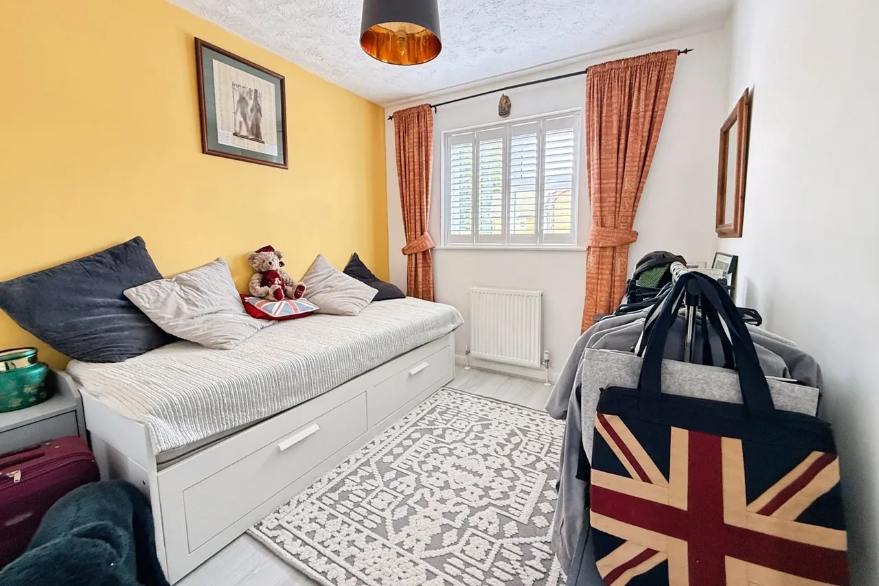 Long Beech Drive, Farnborough, Hampshire, GU14 0PR, photo 8