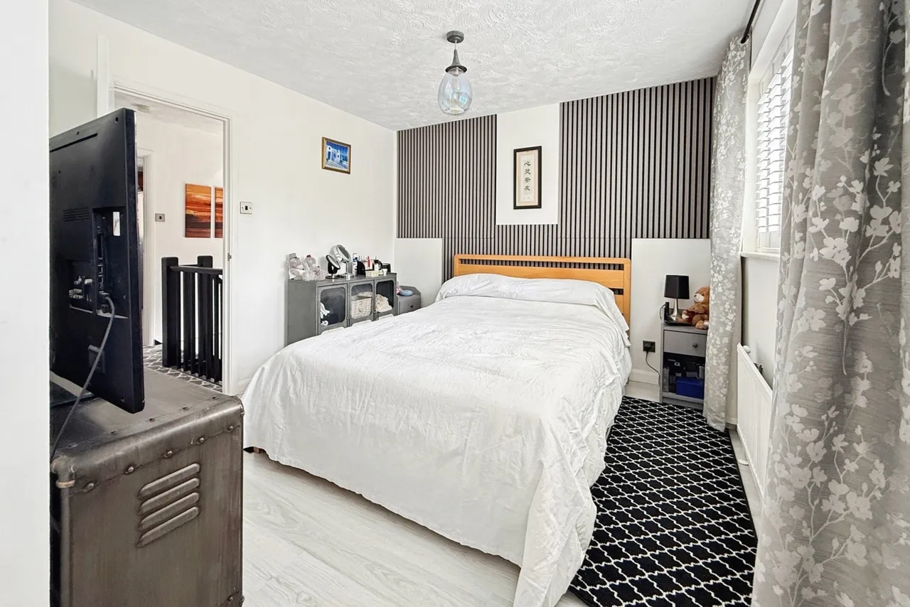 Long Beech Drive, Farnborough, Hampshire, GU14 0PR, photo 6