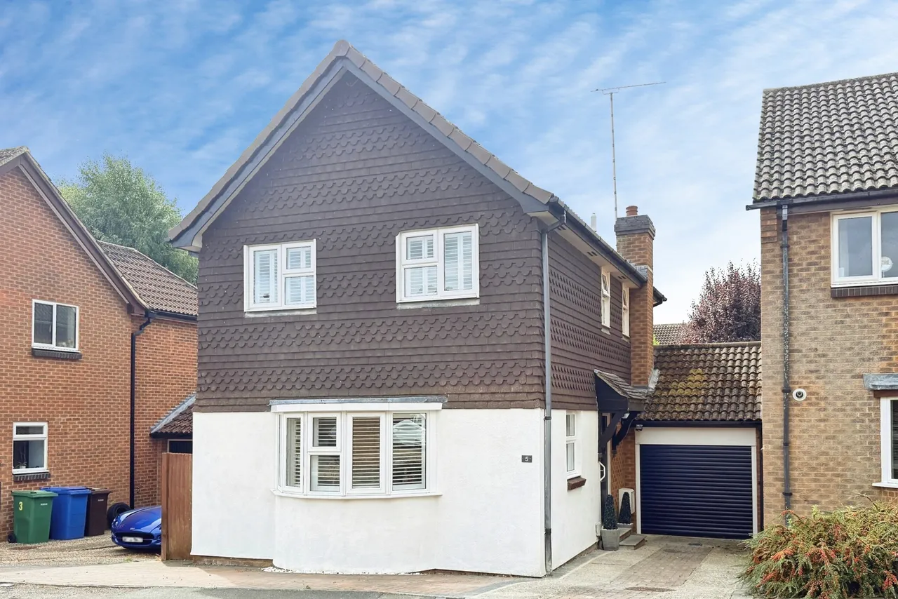 3 bed house for sale — Long Beech Drive, Farnborough, Hampshire, GU14 0PR