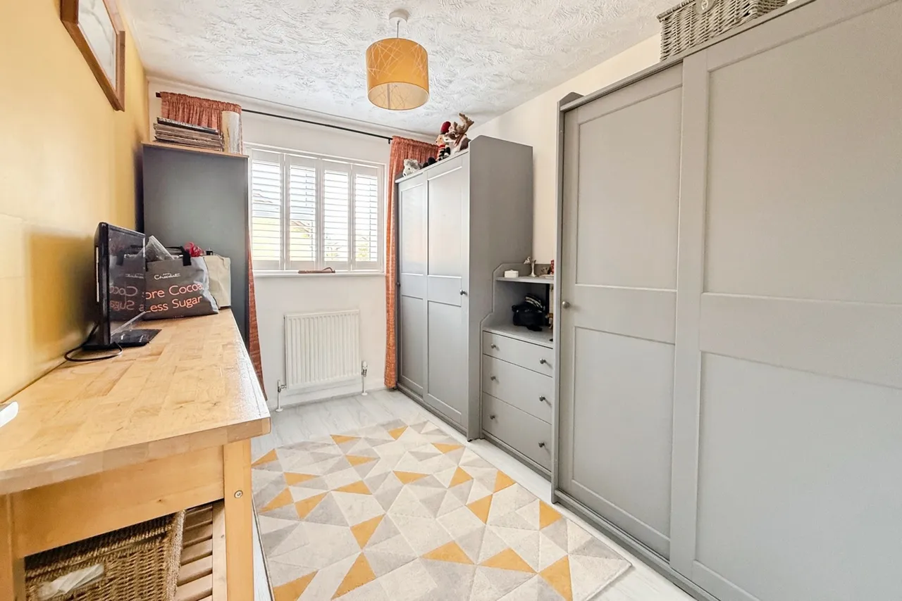 Long Beech Drive, Farnborough, Hampshire, GU14 0PR, photo 9