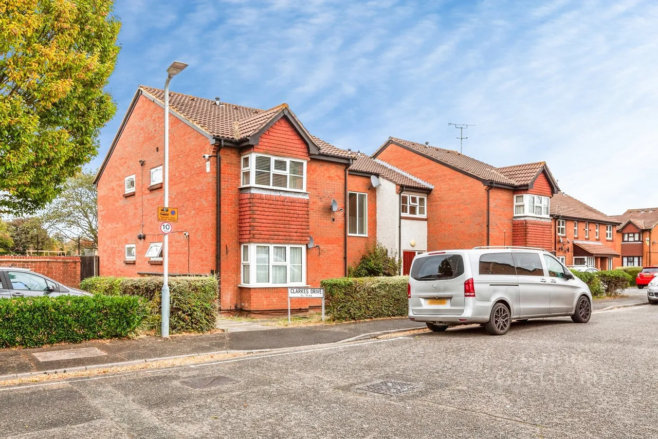 Clarkes Drive, Uxbridge Fees Apply, UB8, photo 7