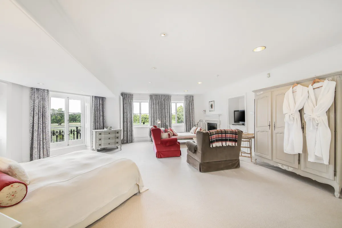 Hampton Court Road, KT8, photo 4
