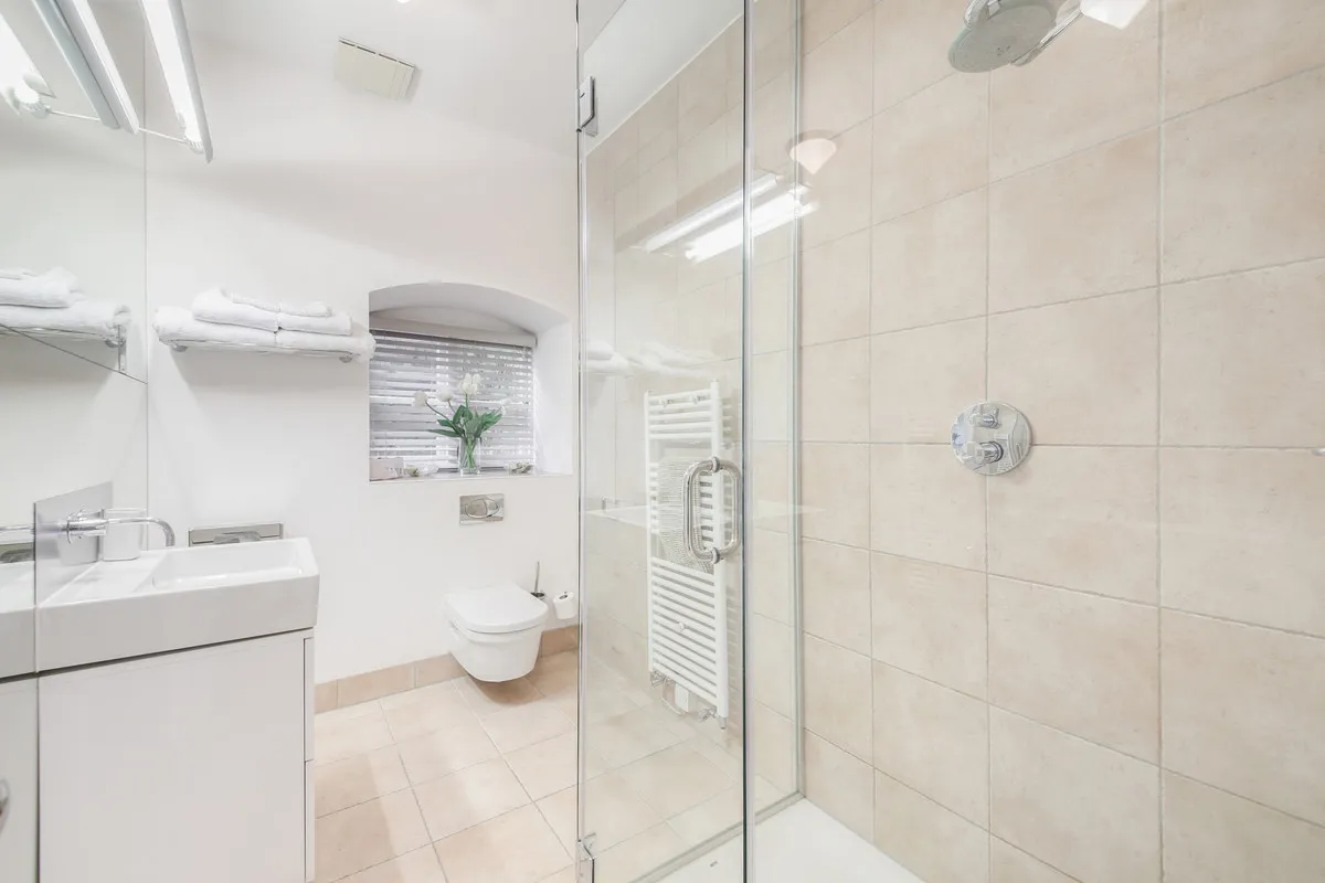 Hampton Court Road, KT8, photo 2