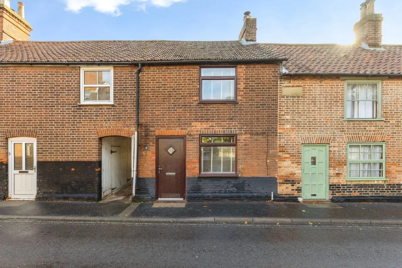 2 bed house for sale, Avenue Road, Wymondham, NR18