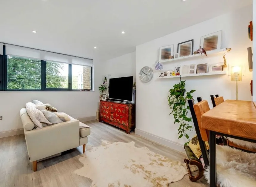 Chiswick High Road, Chiswick, W4, photo 2