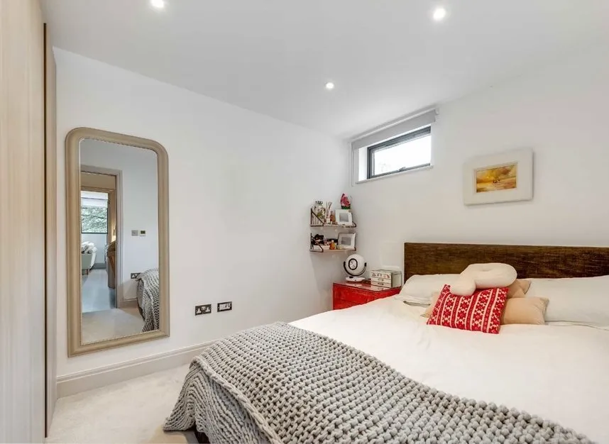 Chiswick High Road, Chiswick, W4, photo 4
