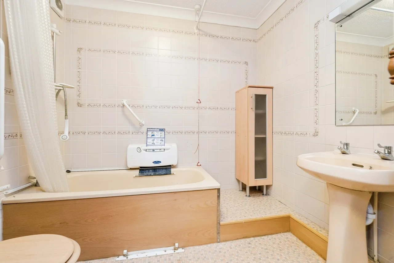 High Road, LONDON, London, E18, photo 11
