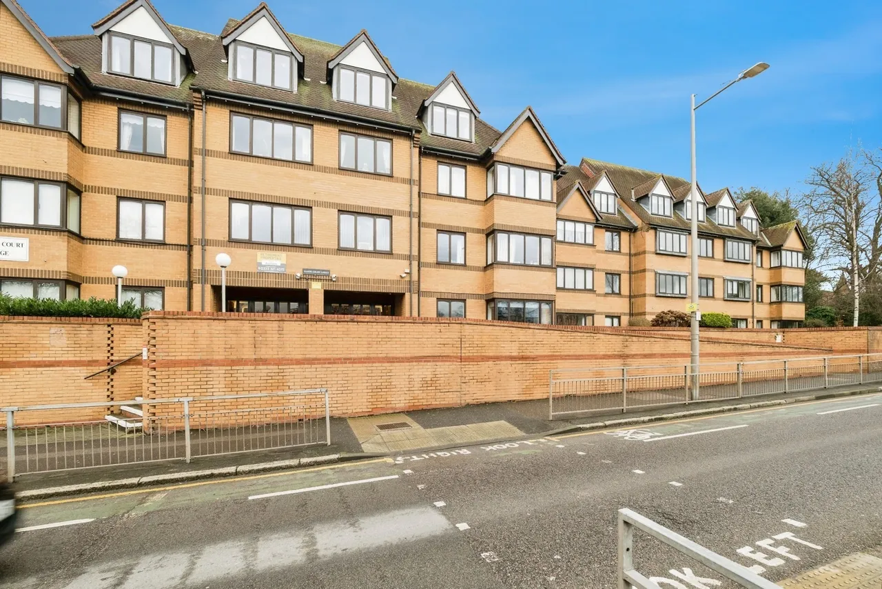1 bed flat for sale — High Road, LONDON, London, E18