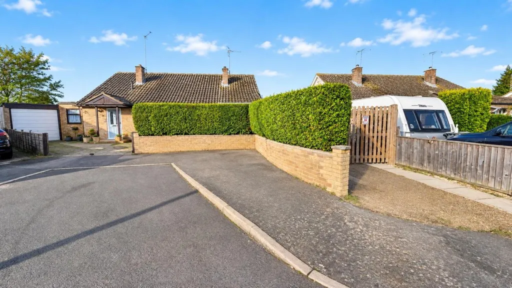 Priory Crescent, Roade, photo 7