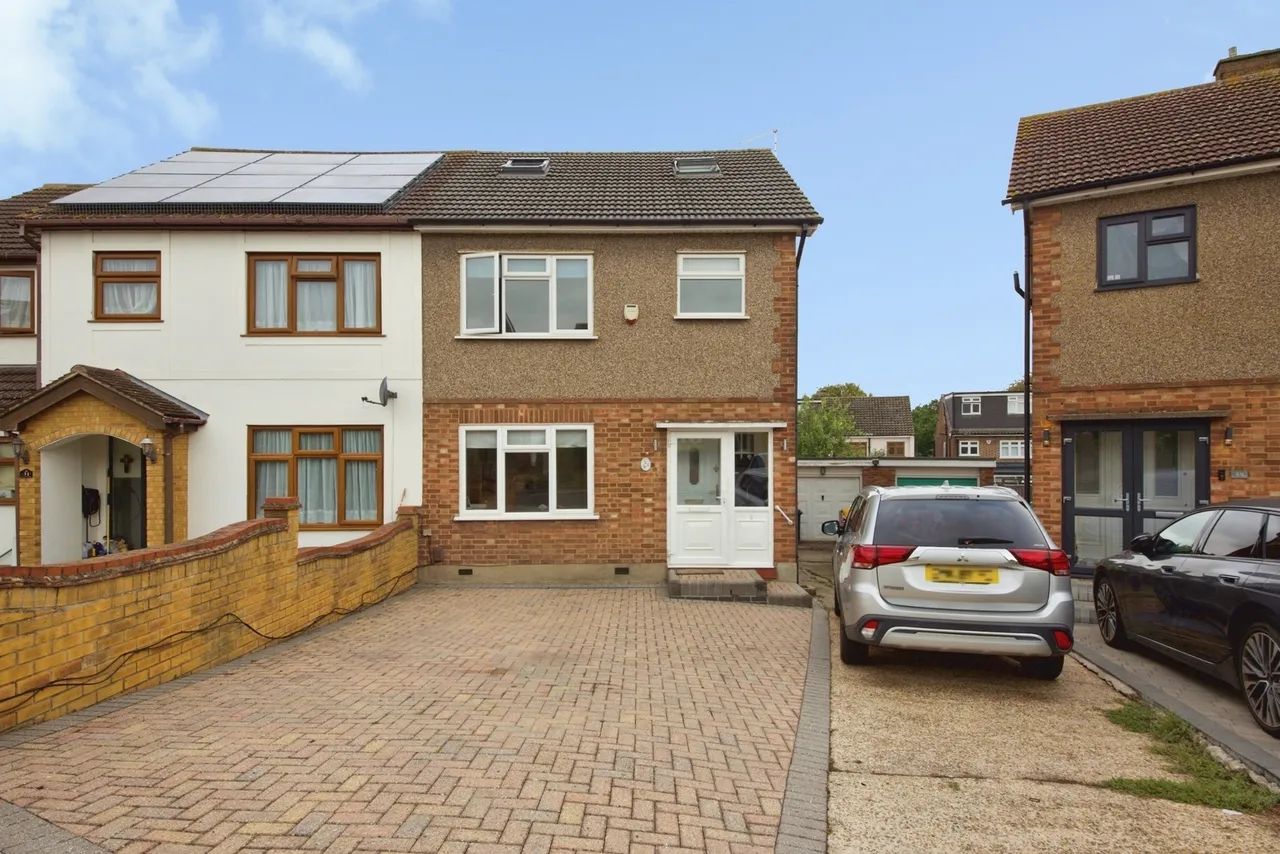 5 bed house for sale, Arlington Gardens, Romford, RM3