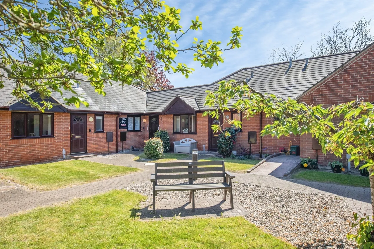 2 bed house for sale — Victoria Gardens, Highwoods, Colchester