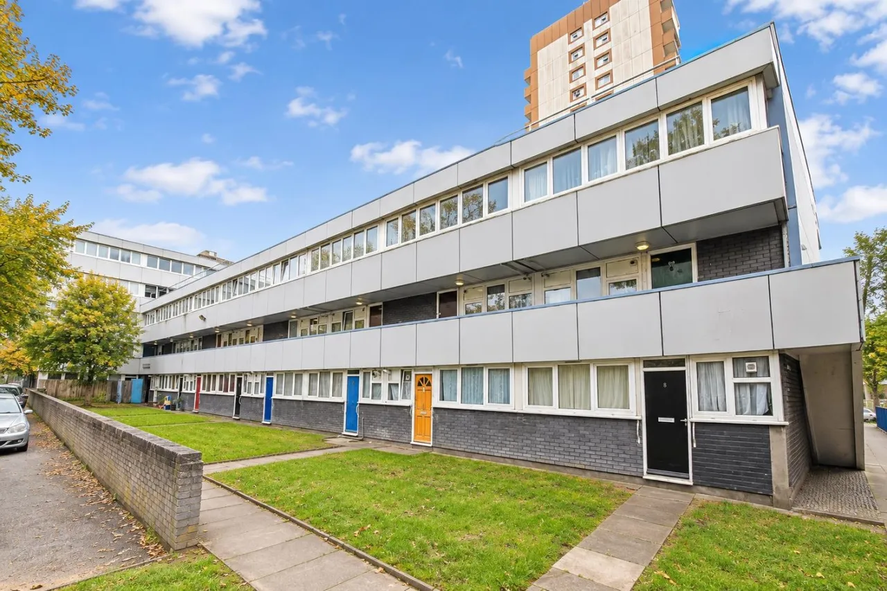 2 bed flat for sale, Ferraro Close, Heston, TW5