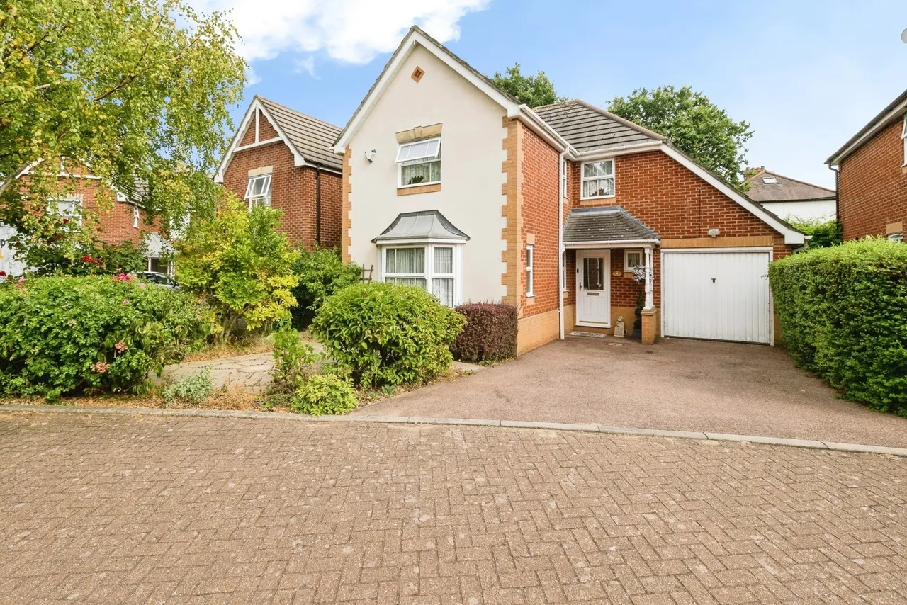 4 bed house for sale — Catherine Close, Loughton, Essex, IG10