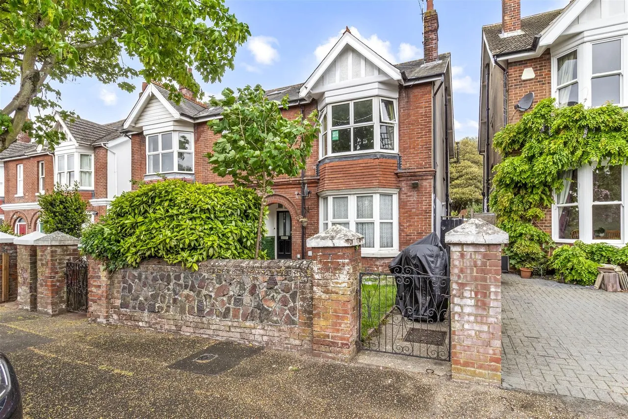 2 bed flat for sale — Grove Road, Worthing