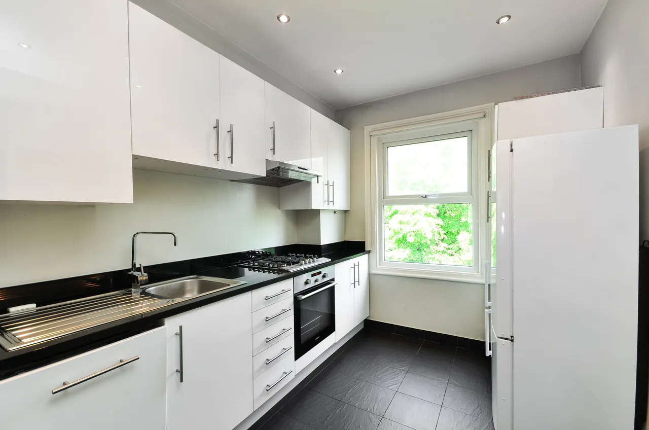 Flat 4, 42 Penywern Road, London, photo 4