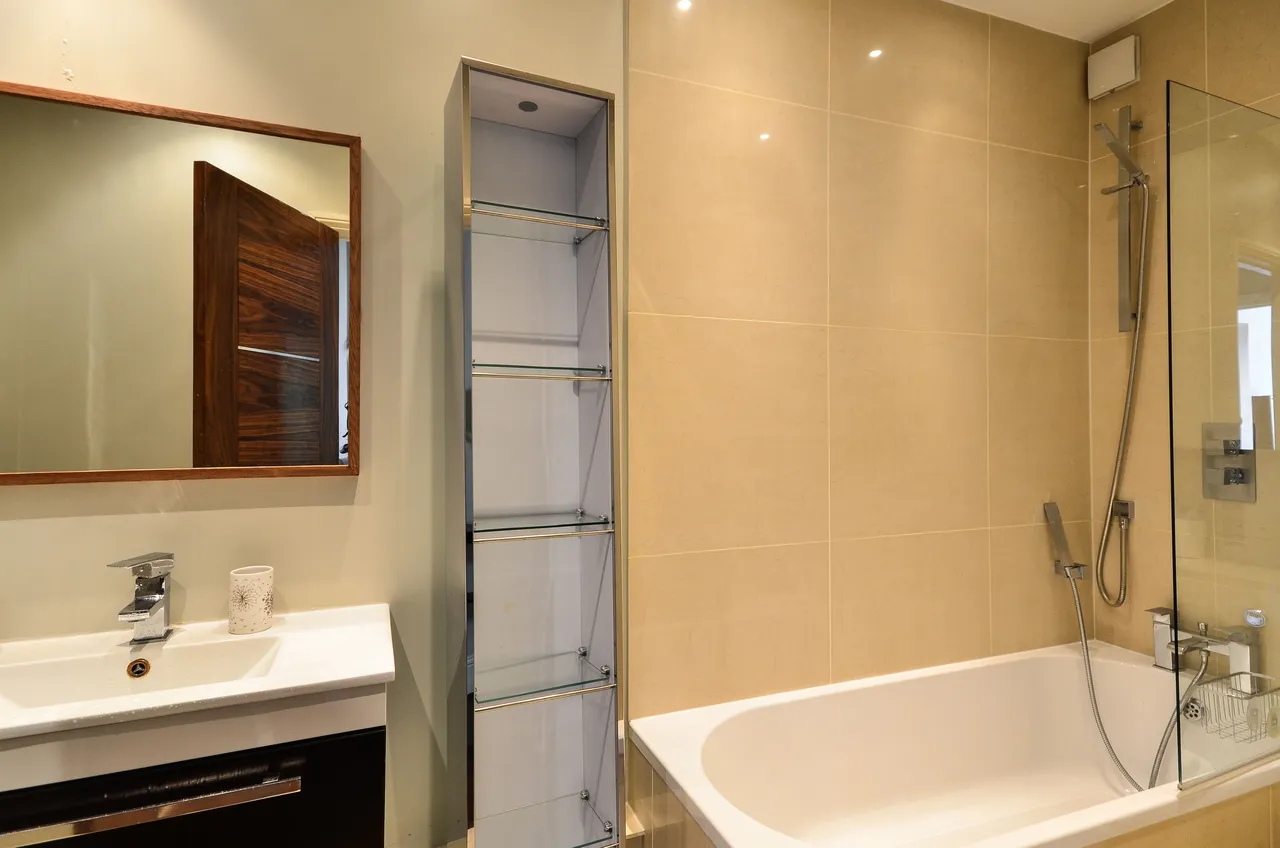 Flat 4, 42 Penywern Road, London, photo 10