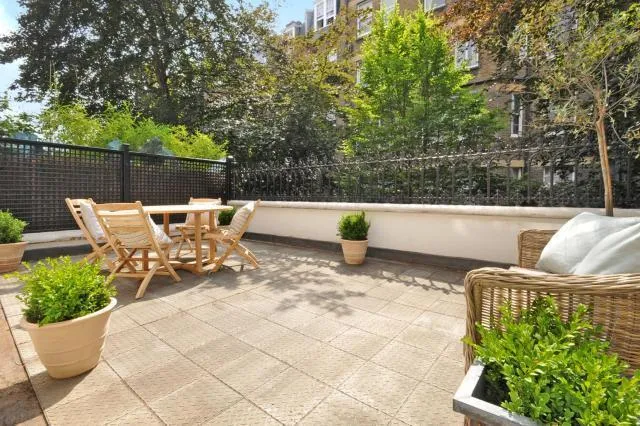 2 bed flat to rent, Hornton Street, London, W8