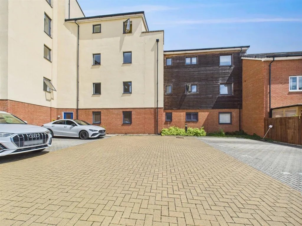 2 bed flat for sale, Quercetum Close, Aylesbury